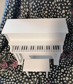 Pianino sa klupicom 22 x 18cm